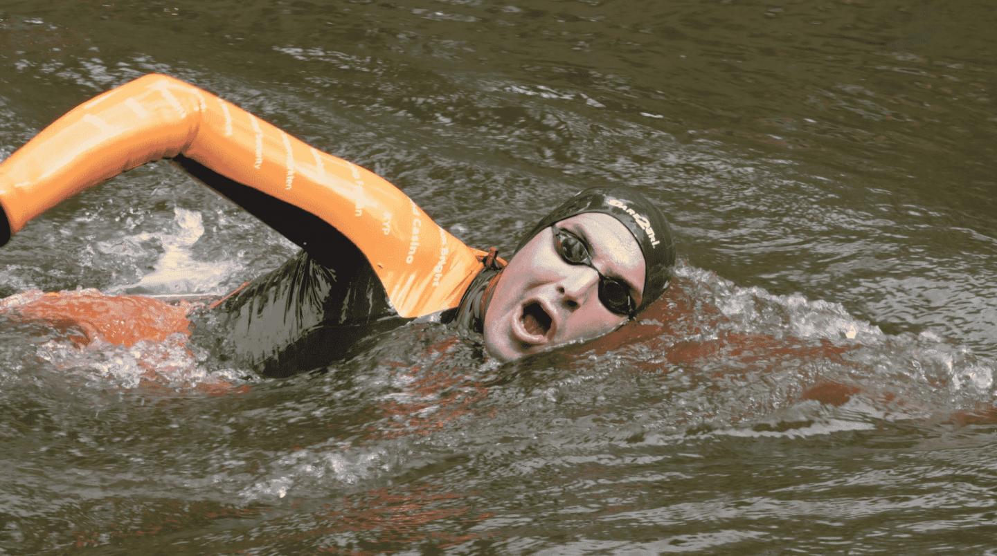 Maarten van der Weijden swimming to raise funds against cancer