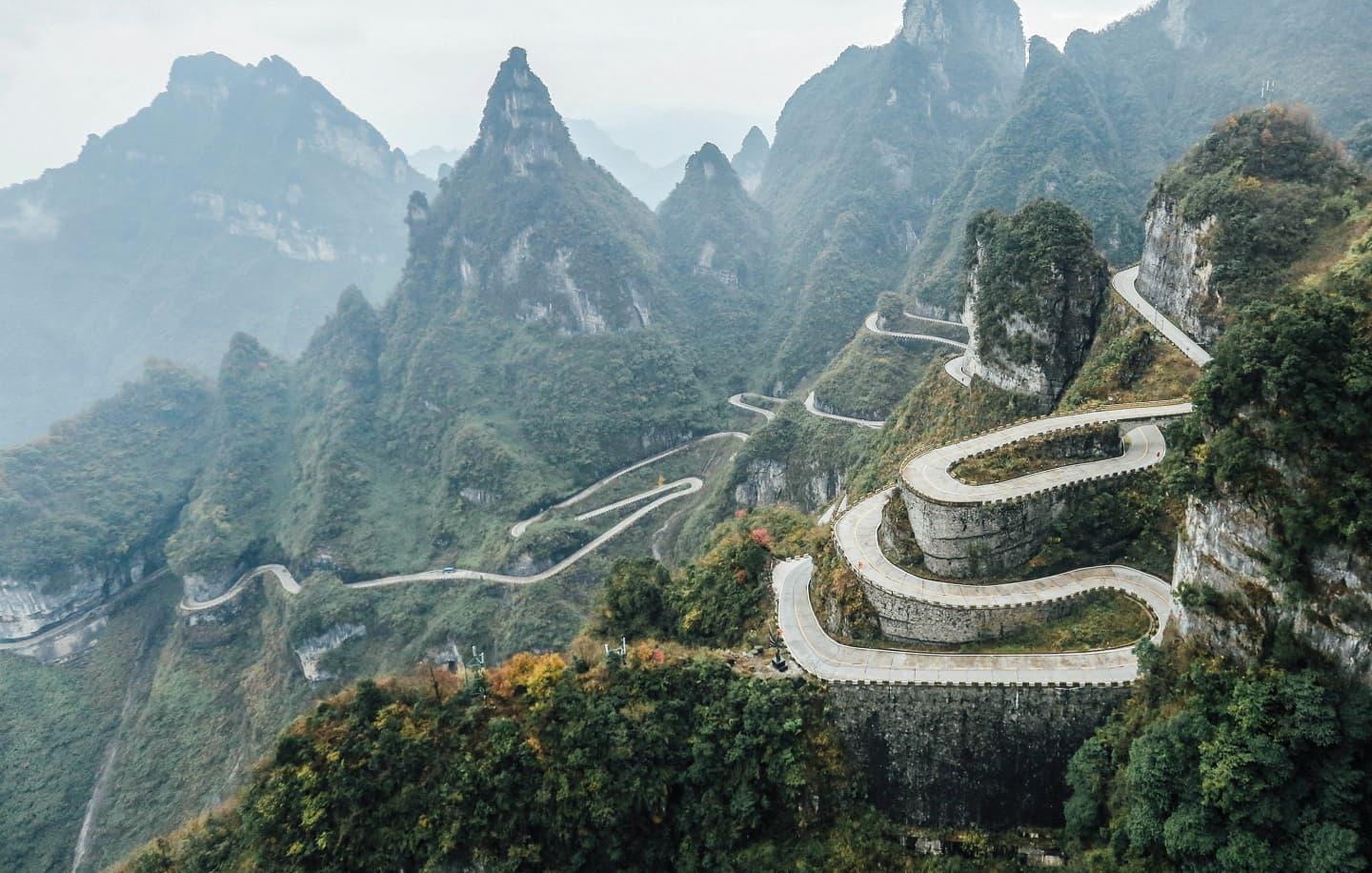 Tiananmen Mountain Road turns