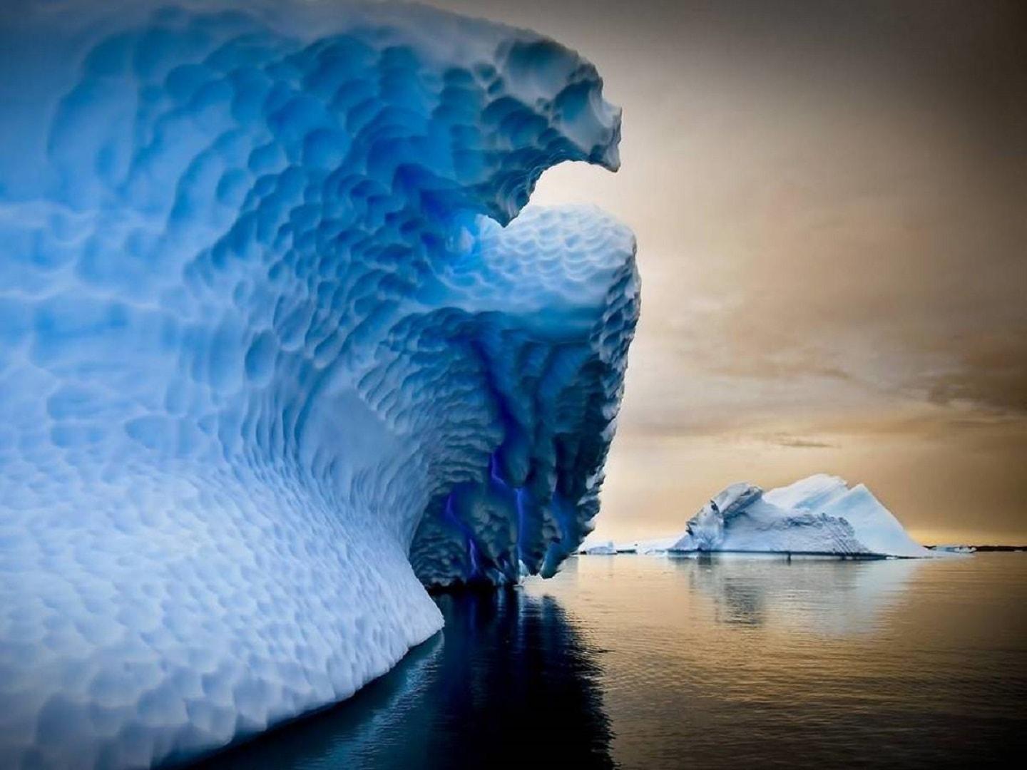 Frozen waves in the Antarctic Frozen waves in the Antarctic