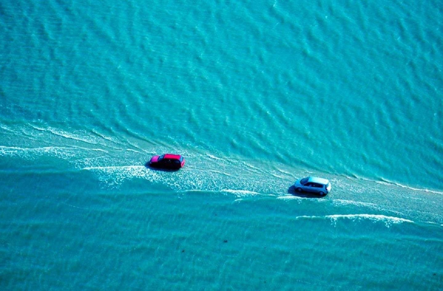Passage du Gois with cars