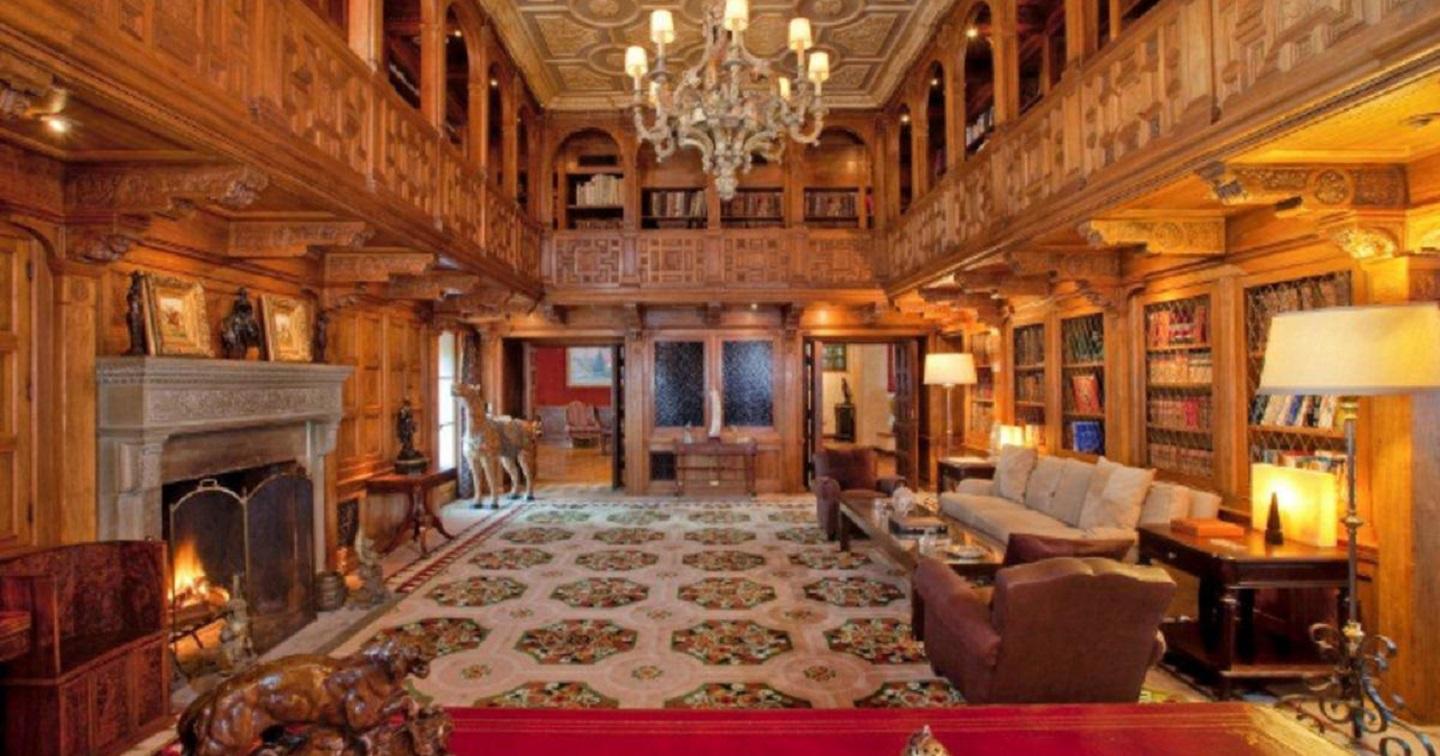 Villa Leopolda dinning room inside